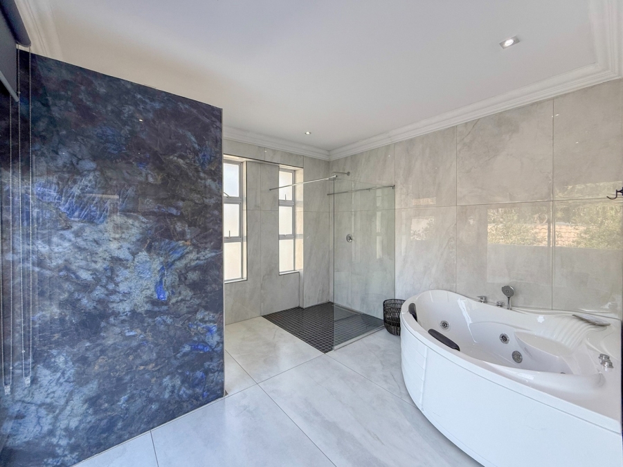 5 Bedroom Property for Sale in The Islands Estates North West